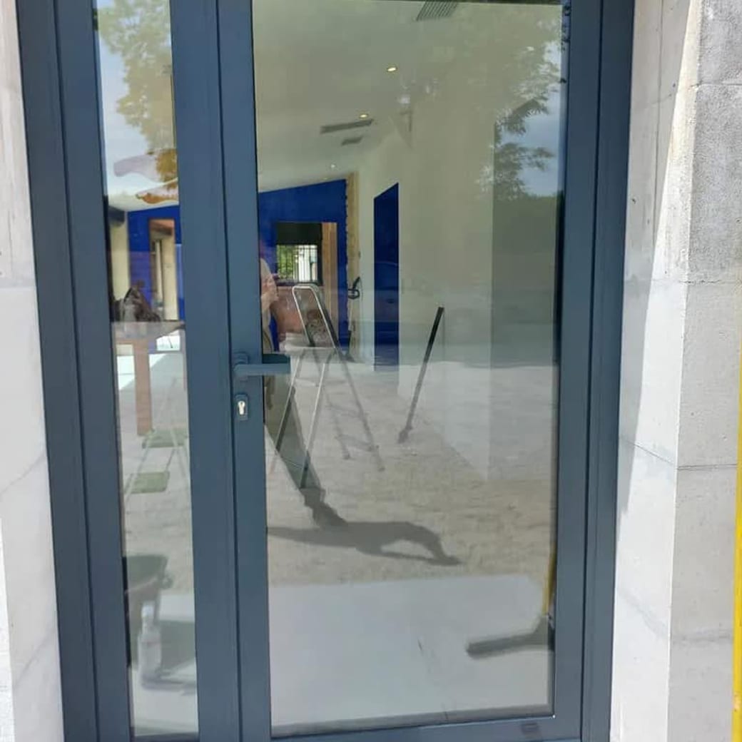 La même baie vitrée après lavage, verre transparent sur la salle