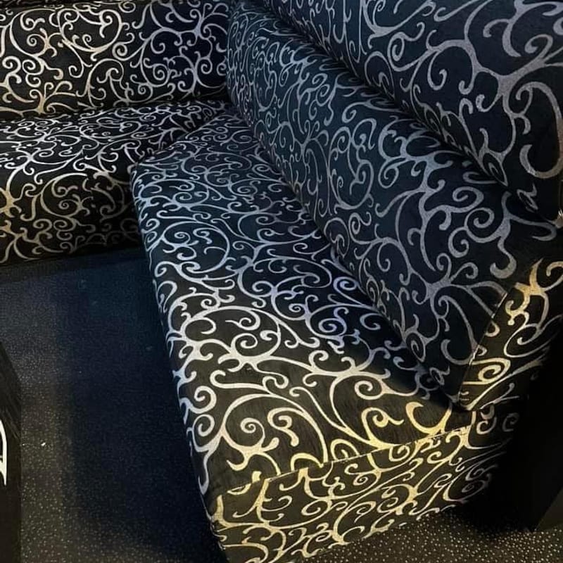 La même banquette après traitement, tissu redevenu uniforme et motifs nets