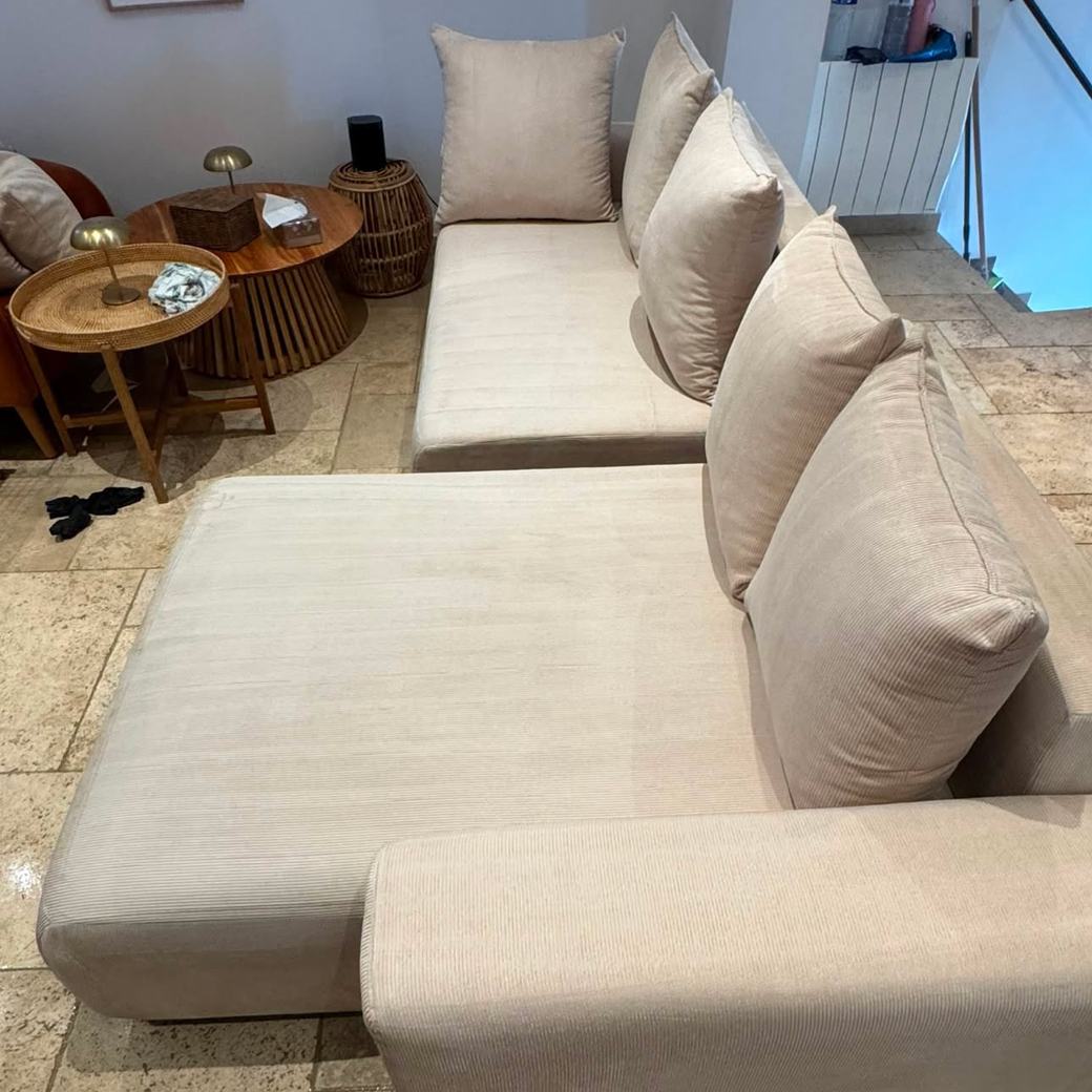 Même canapé d’angle en tissu écru, assise et méridienne redevenues uniformes