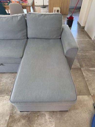 Le même canapé gris clair après traitement, assise redevenue nette