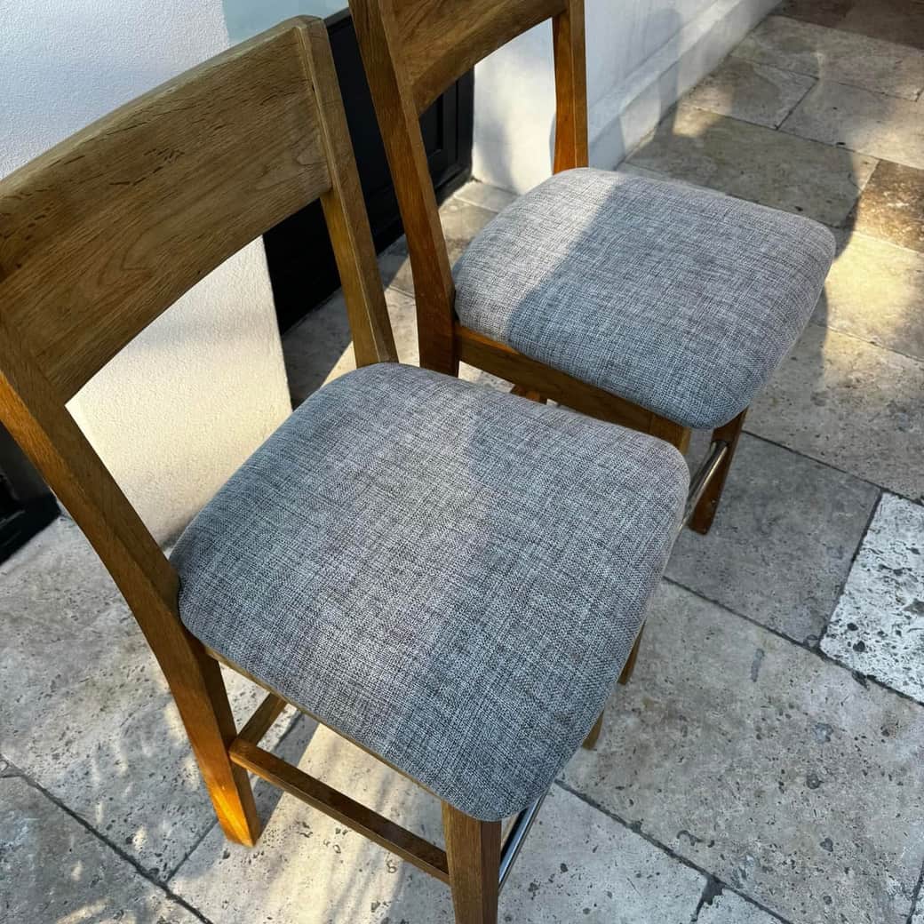 Les mêmes chaises après traitement, assises en tissu gris chiné redevenues nettes