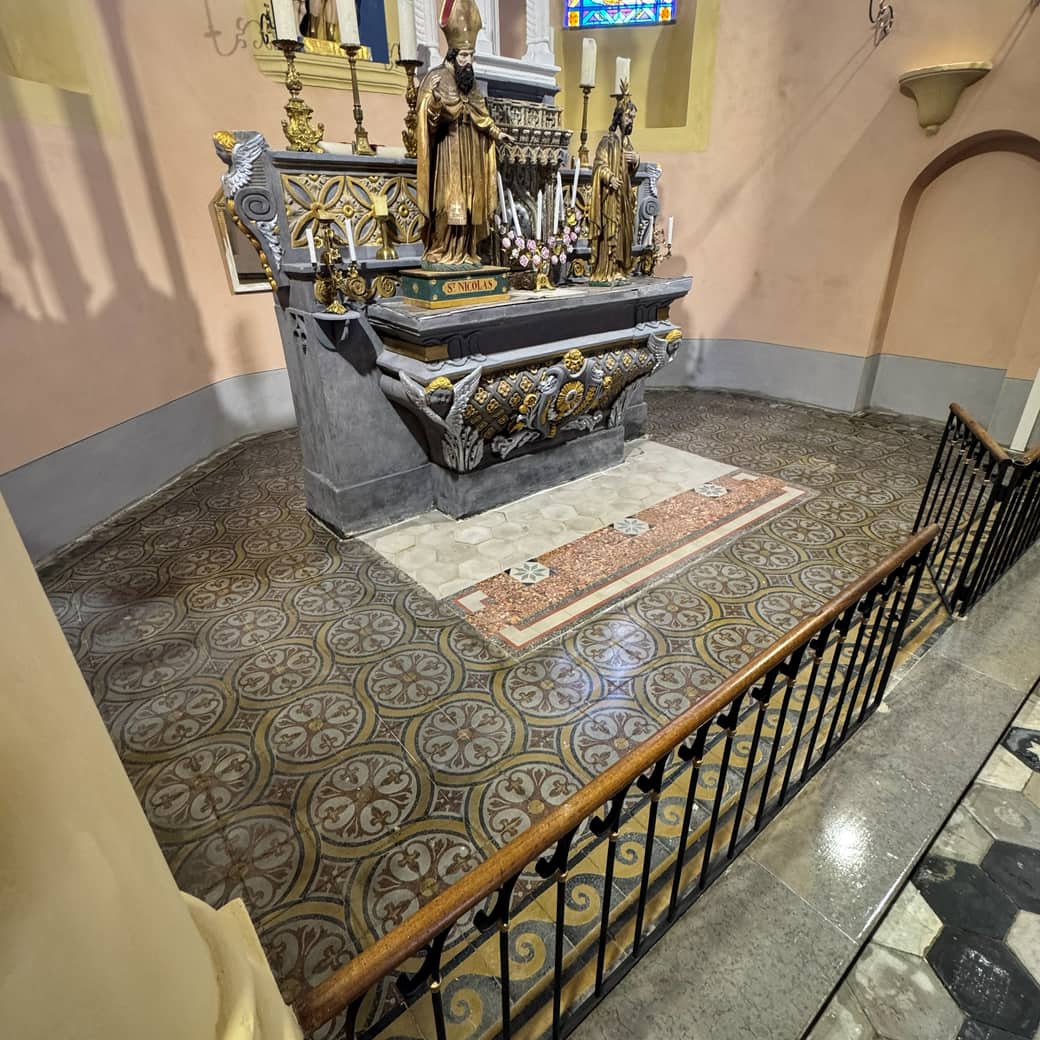 Le même sol de chapelle après nettoyage, motifs des carreaux de ciment ravivés et brillants