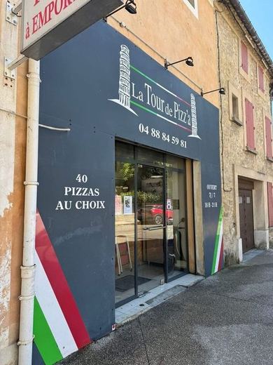 La même devanture après nettoyage, bardage gris profond et vitrine redevenue transparente
