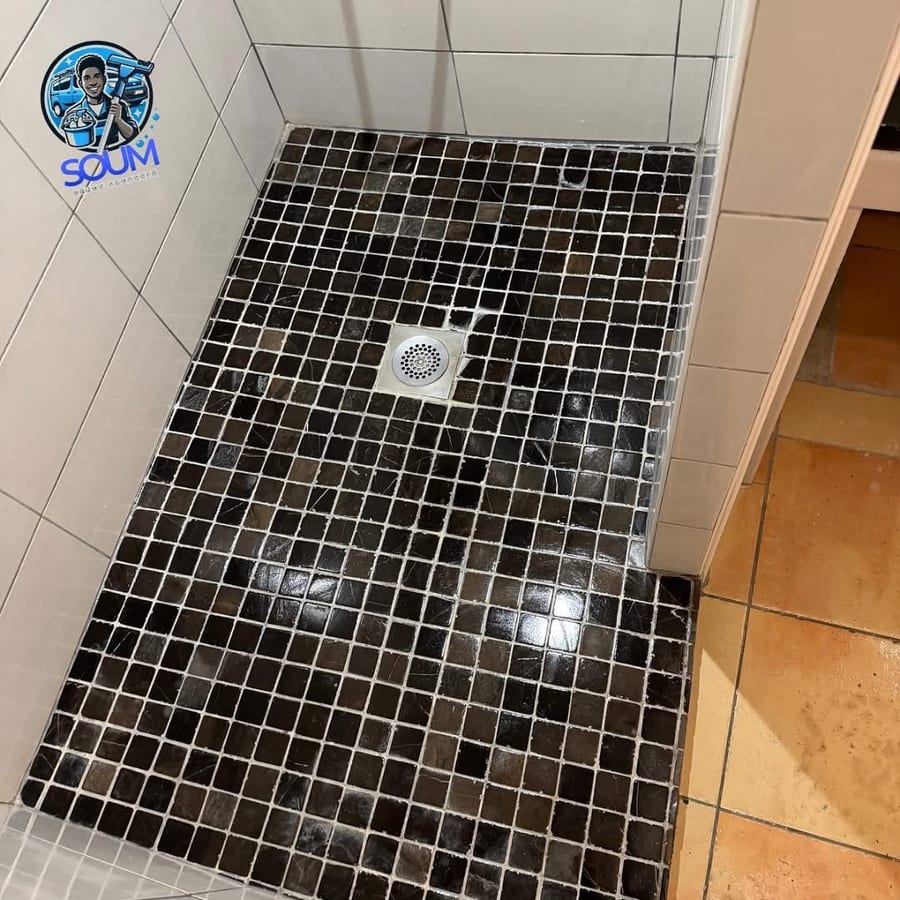 Le même receveur en mosaïque noire après détartrage, émail redevenu brillant