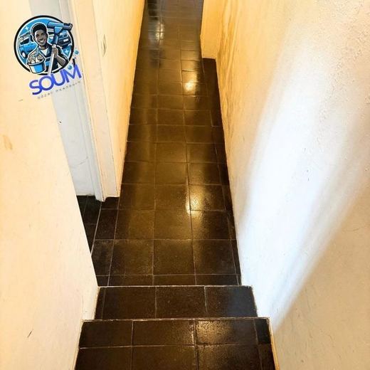 Le même escalier après traitement, marches en tomettes redevenues brillantes