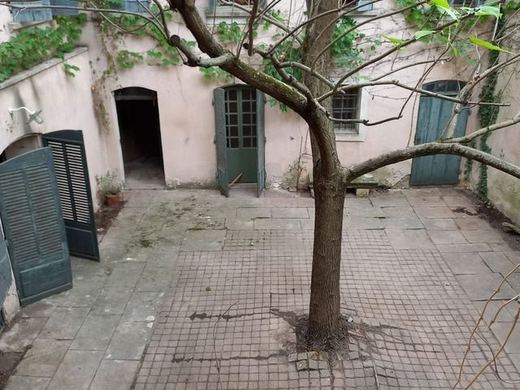 Cour intérieure d'immeuble ancien débarrassée de sa végétation, dallage dégagé