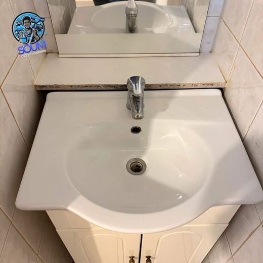Le même lavabo après détartrage, céramique blanche et robinet chromé dégagés