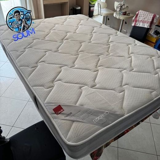 Le même matelas après traitement, surface matelassée redevenue uniformément blanche