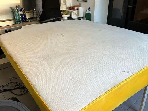 Matelas clair posé sur son sommier après traitement vapeur et extraction