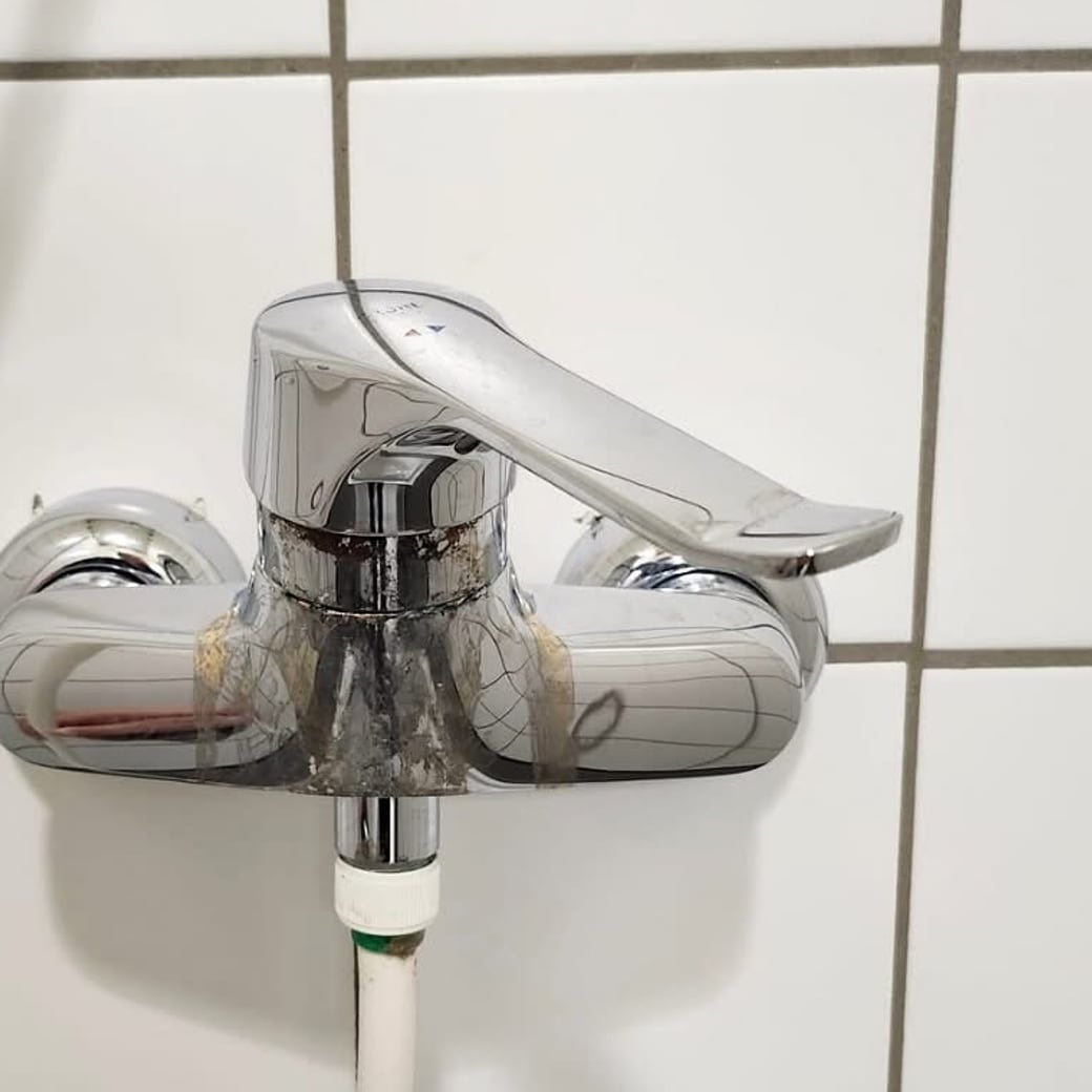 Le même mitigeur mural détartré, chrome net et raccords dégagés