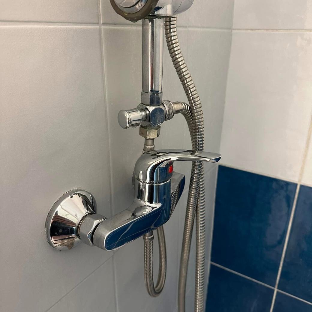 Même mitigeur de douche redevenu brillant, chrome et flexible détartrés