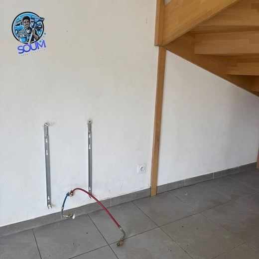 Le même mur après nettoyage, blanc uniforme, équerres et arrivée d’eau apparentes