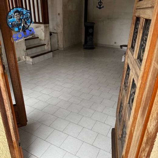 La même pièce après nettoyage, sol carrelé clair, escalier et horloge comtoise au fond