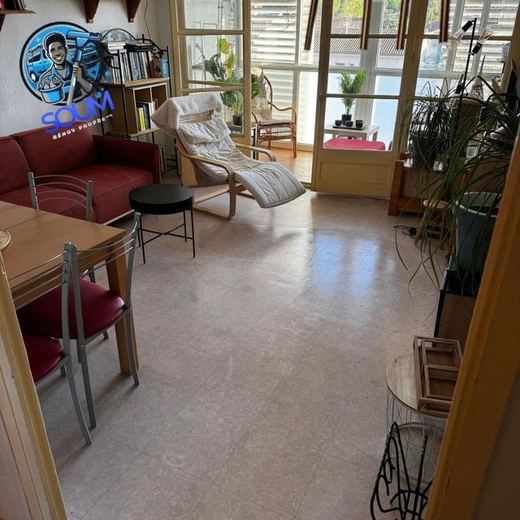 Le même séjour dégagé et nettoyé, fauteuil et table de nouveau accessibles