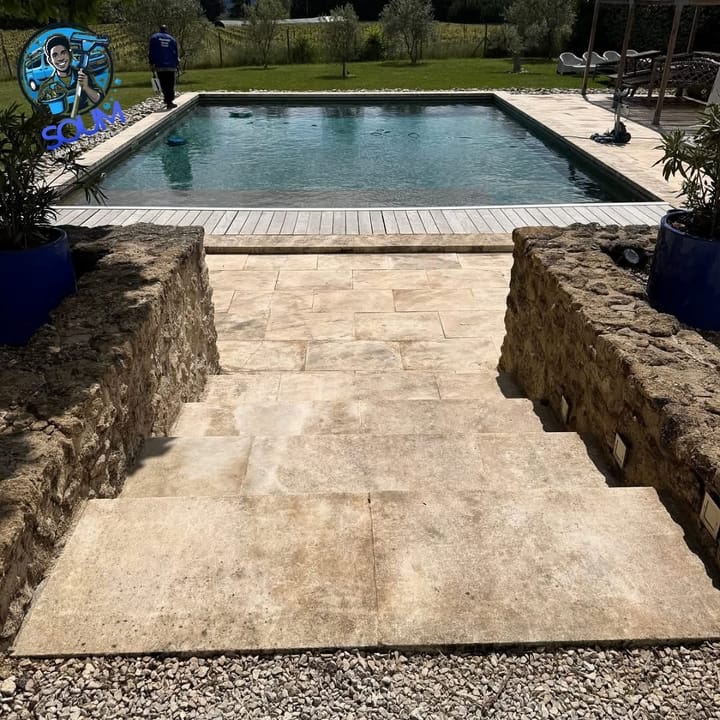 Le même emmarchement de pierre après monobrosse, dalles redevenues claires et piscine au fond