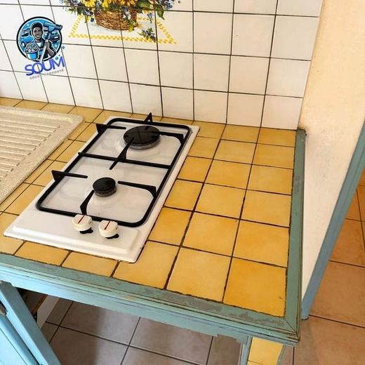 La même plaque de cuisson après dégraissage, émail blanc et grilles noires nettes