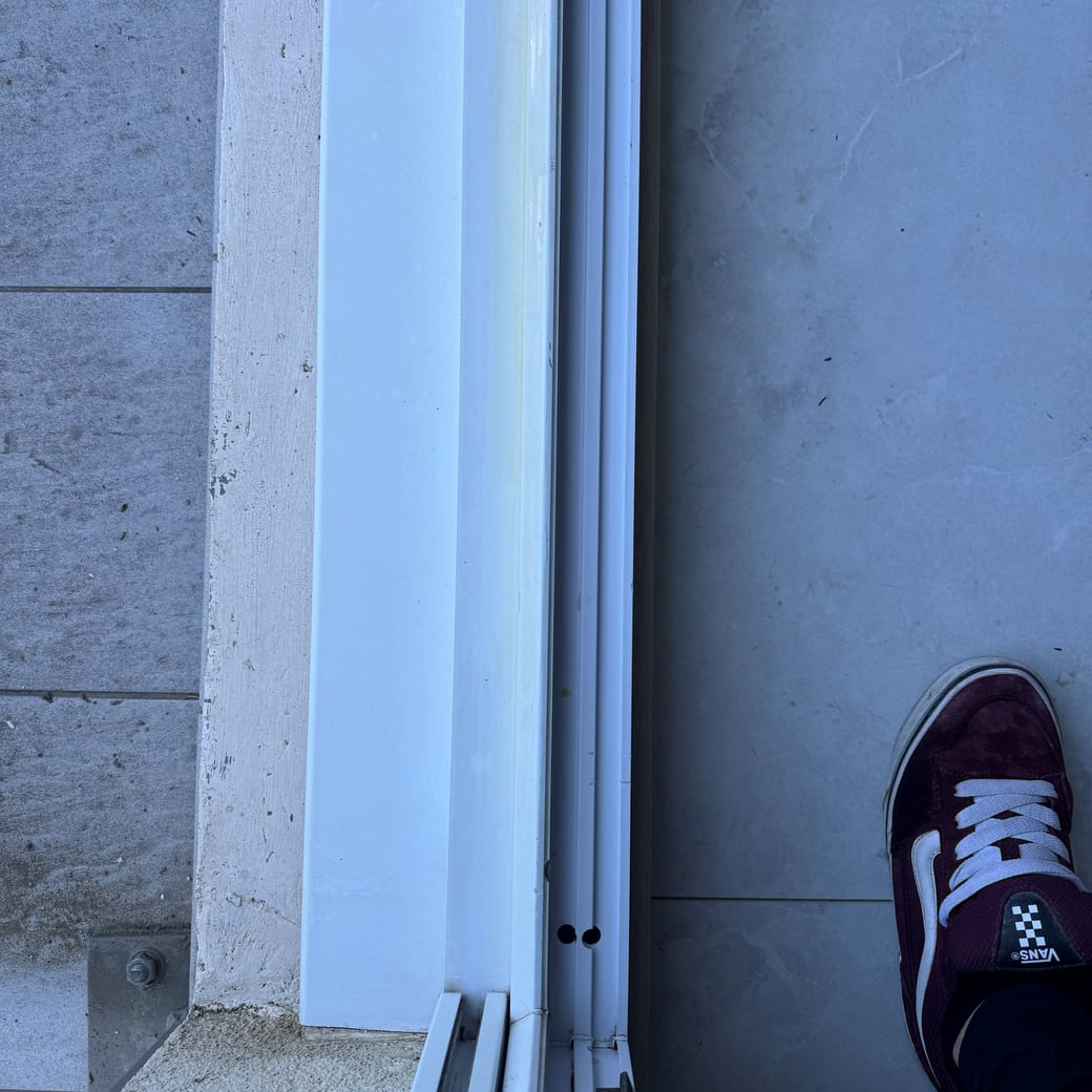Le même rail de baie vitrée après aspiration et vapeur, coulisse et menuiserie dégagées
