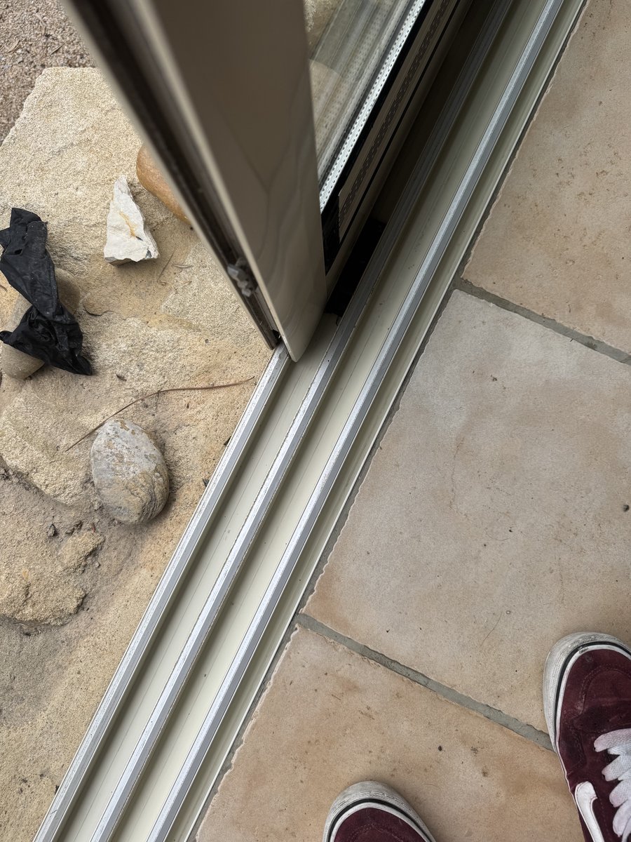 Le même rail de porte coulissante après aspiration, coulisse en aluminium redevenue nette