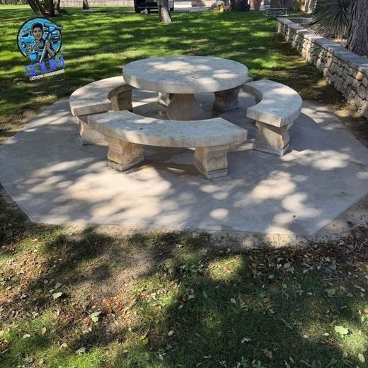 La même table de jardin en pierre après nettoyage, pierre claire et dalle dégagée