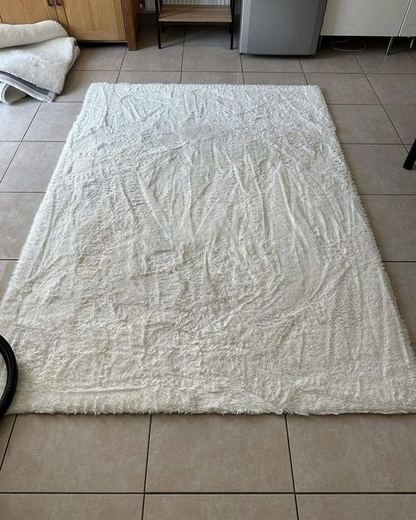 Le même tapis écru après nettoyage, fibres redressées et couleur uniforme