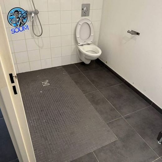 Le même sanitaire après désinfection, cuvette blanche et sol carrelé gris propre