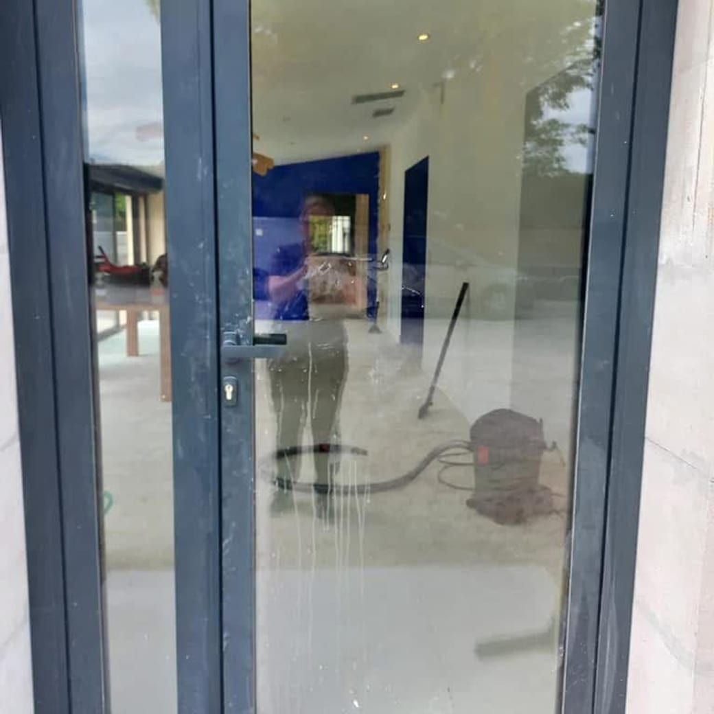 Baie vitrée à deux vantaux d'une salle de réception, verre voilé de traces