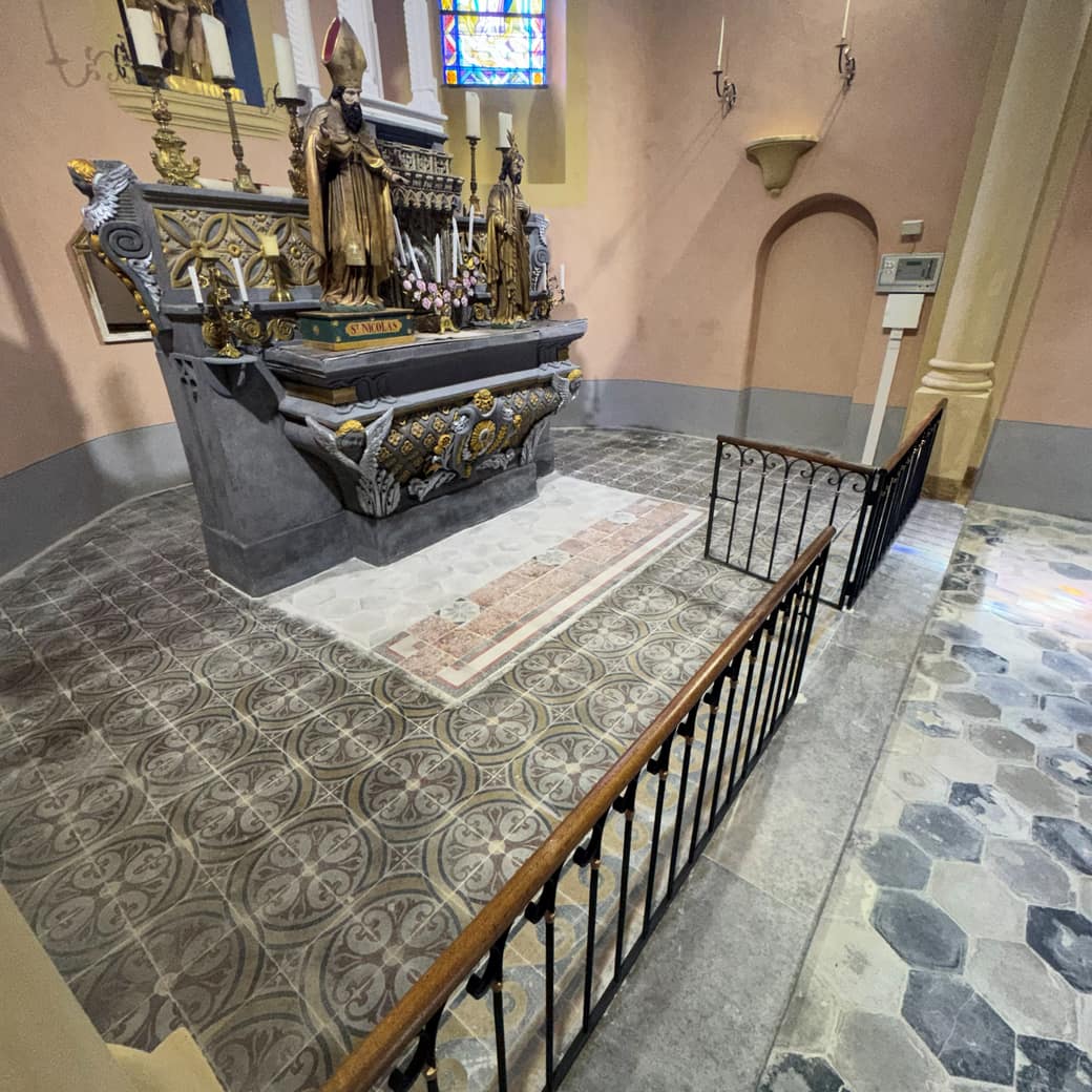 Sol en carreaux de ciment terni devant l'autel d'une chapelle, motifs à peine lisibles