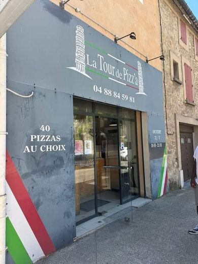 Devanture de pizzeria au bardage gris terni et à la vitrine opacifiée