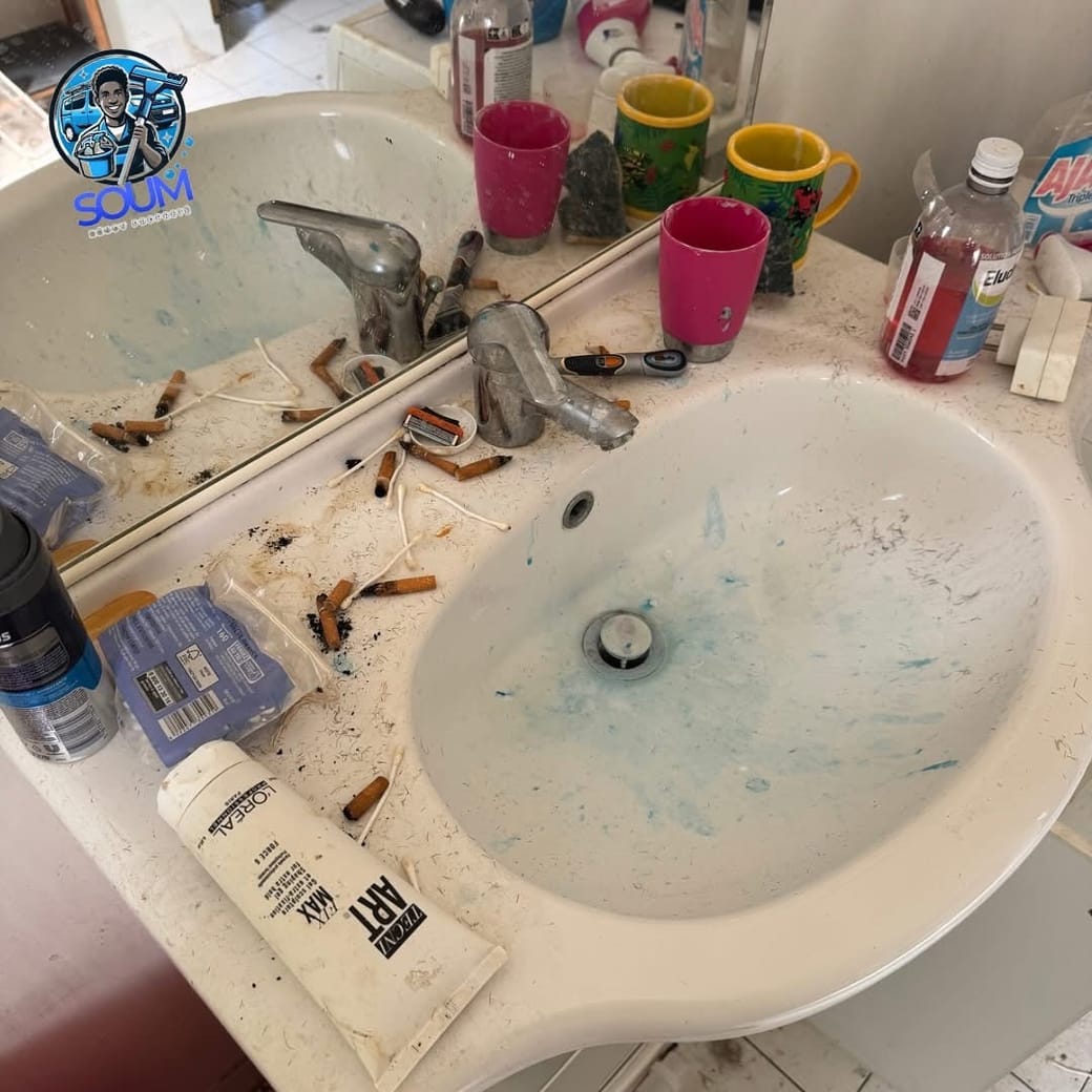 Lavabo de salle de bain souillé, plan couvert de mégots, de rasoirs et de cotons-tiges