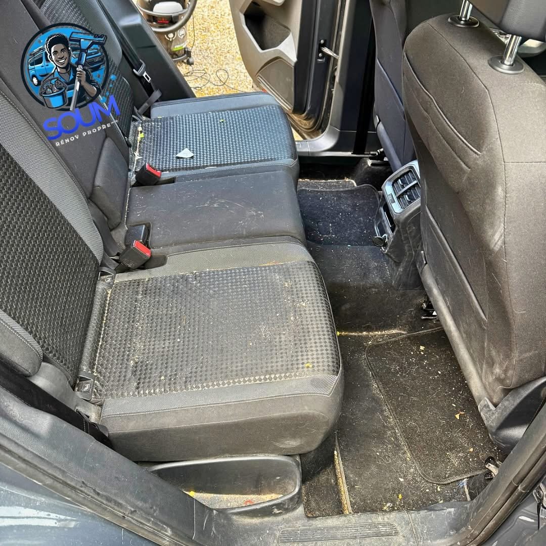 Banquette arrière d'un véhicule tachée, plancher jonché de débris