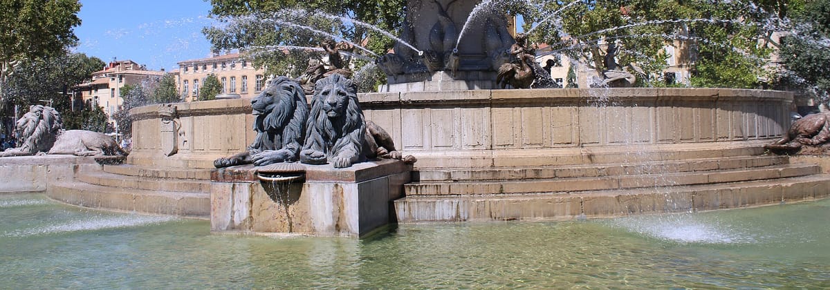 La fontaine de la Rotonde et ses lions de bronze, à Aix-en-Provence