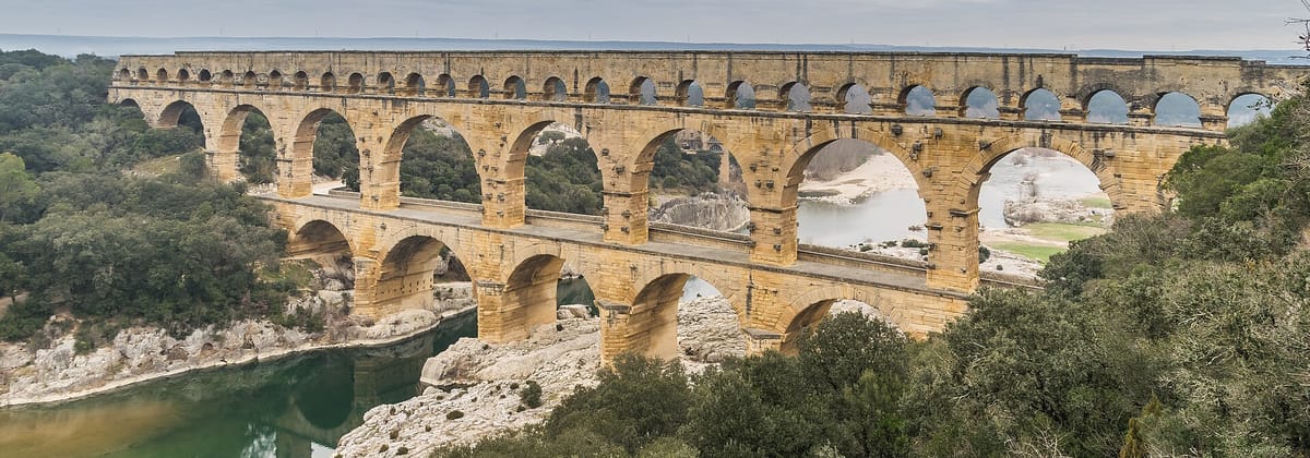 Le pont du Gard, aqueduc romain à trois niveaux d’arches au-dessus du Gardon