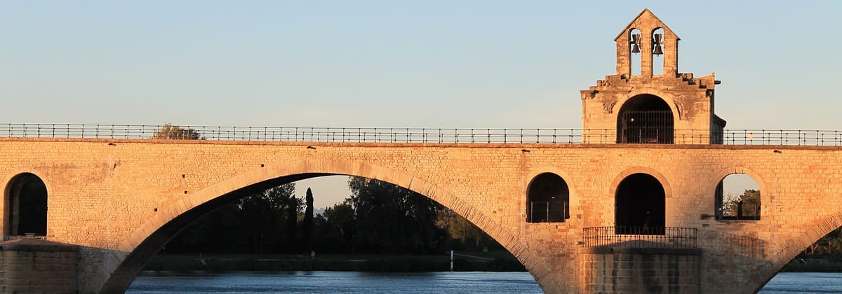 Le pont Saint-Bénézet et sa chapelle au-dessus du Rhône, à Avignon