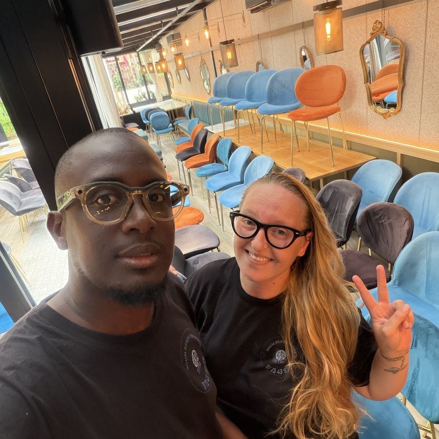 Soum et Cassandra en t-shirt Soum Rénov Propreté dans la salle d'un restaurant, chaises relevées sur les tables