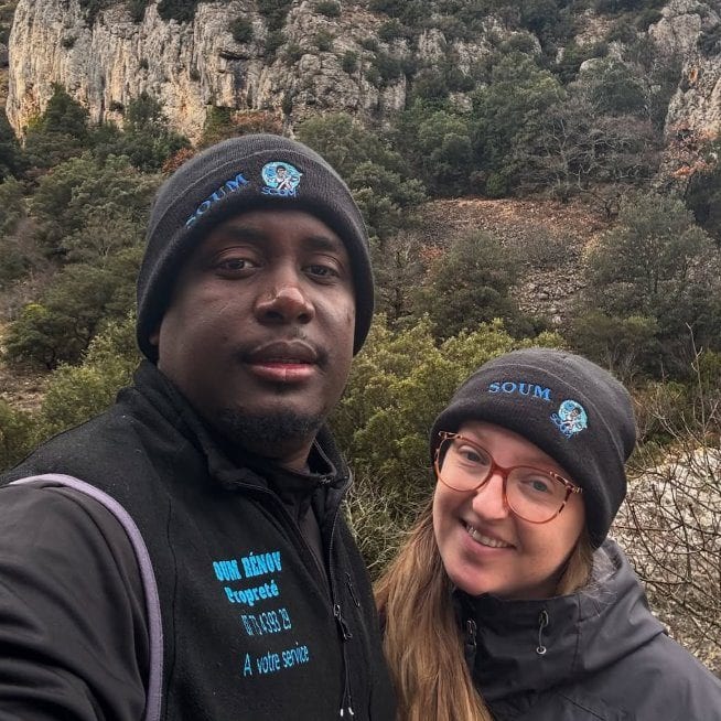 Soum et Cassandra en bonnet Soum Rénov Propreté, portrait pris en extérieur